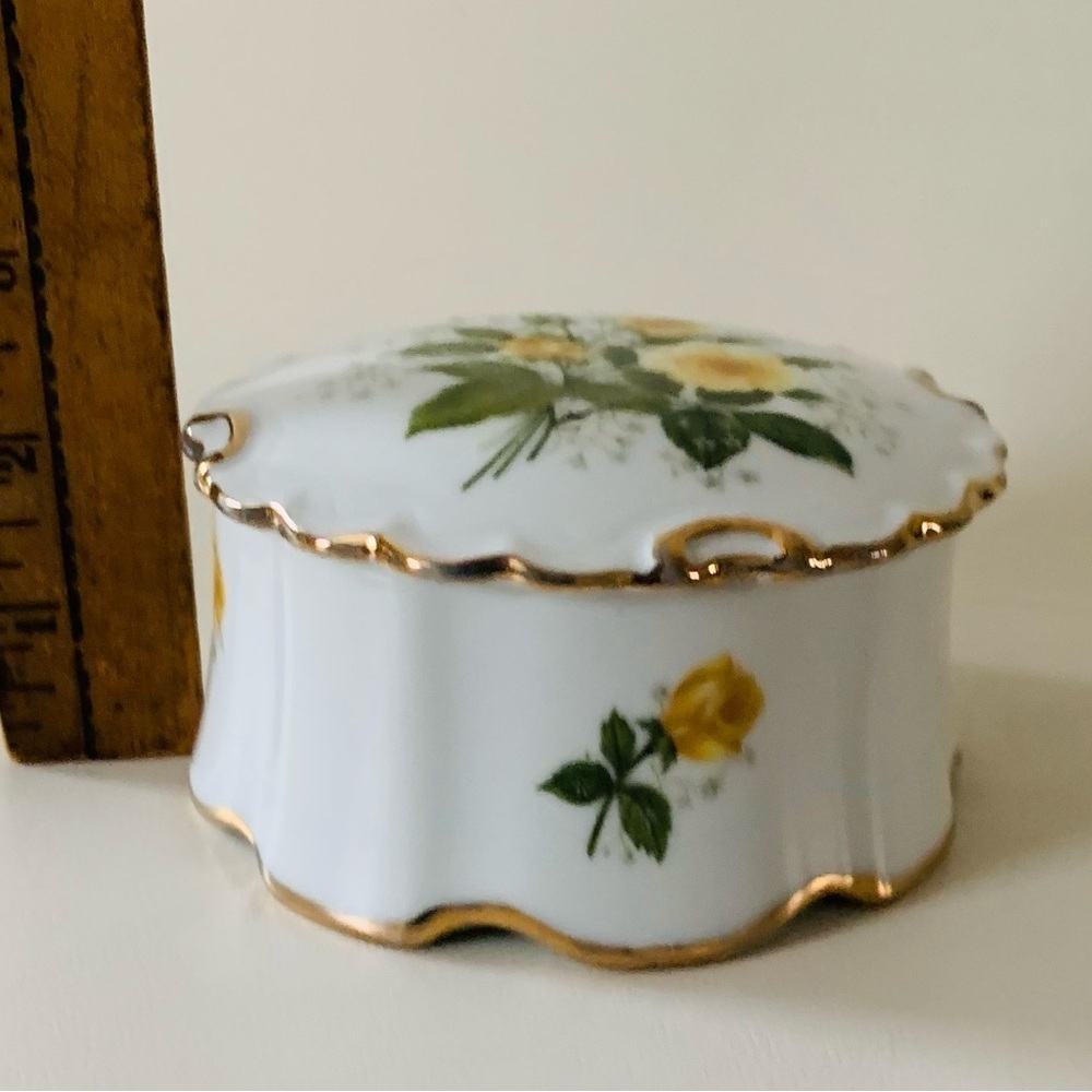 Porcelain box - Picture 6 of 10